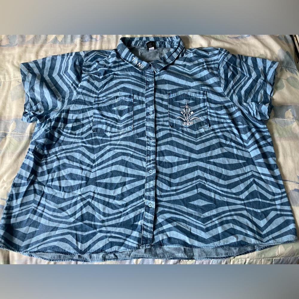 Her Universe Star Wars Ahsoka Tano shortsleeved button-up shirt